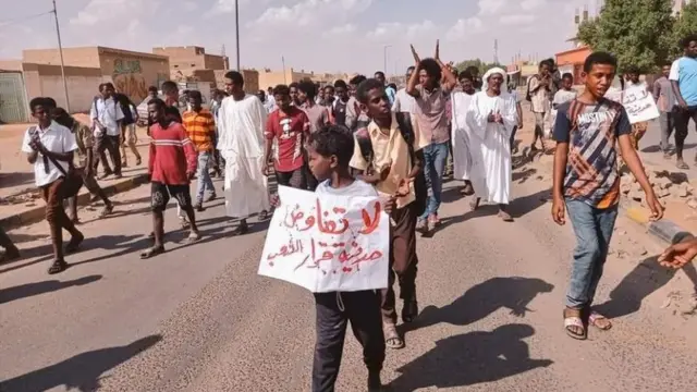 متظاهرون في السودان