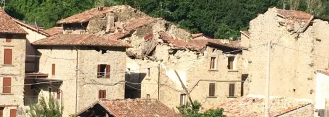 がれき観光産業? トリスンゴ村の崩れた家屋