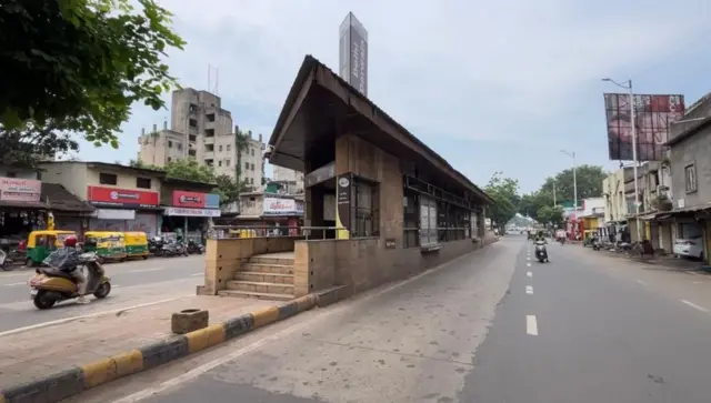 અમદાવાદ મ્યુનિસિપલ કોર્પોરેશન, એએમસીના પેઇંગ ગેસ્ટ માટે નવા નિયમો કયા છે, સોસાયટી અને પીજી માલિકો શું કહે છે, યુવાનો યુવતીઓ વિદ્યાર્થી અને વિદ્યાર્થીનીઓની મુશ્કેલી, સ્પર્ધાત્મક પરીક્ષાની તૈયારી, બીબીસી ગુજરાતી 