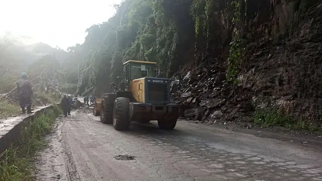 पृथ्वीराजमार्गअन्तर्गत धादिङको बेनिघाट रोराङ–१० जवाङखोला नजिकै आइतवार बिहान खसेको सडकको पहिरो पन्छाइँदै