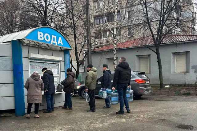 Люди стоять у черзі за водою у Дніпрі