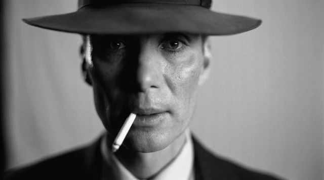 Fiilmii waa'ee Oppanhaymar keessatti, Siiliyaan Maarfii koofiyyaa uffatee, tamboo afaanitti qabatee mul'ata