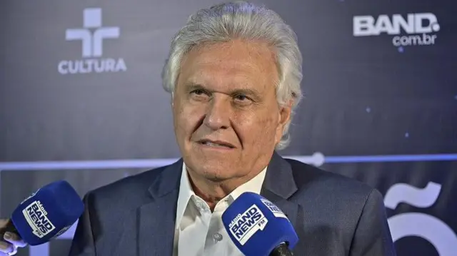 Ronaldo Caiado fala com repórteres antes de debate
