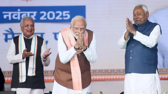 প্রধানমন্ত্রী নরেন্দ্র মোদীর সঙ্গে নীতীশ কুমার