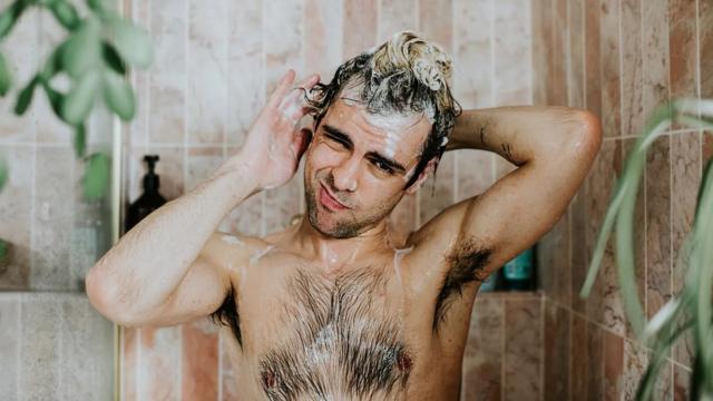 صورة تعبيرية لرجل يستحم