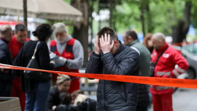 Xotinimning külotsiz videosini koring. Tukli mushuk bilan tola