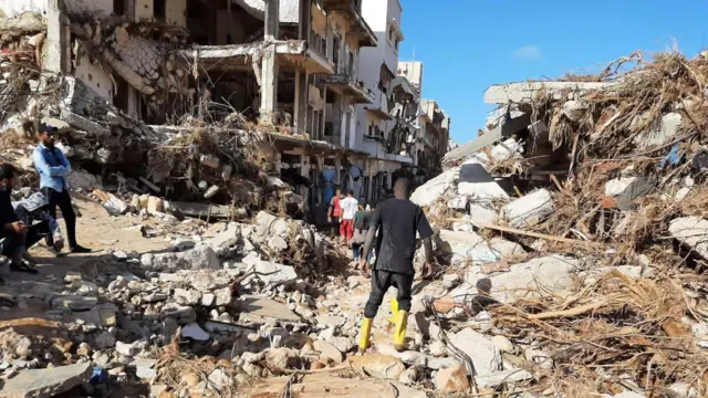 Работники Красного Полумесяца в прибрежном городе Дерна