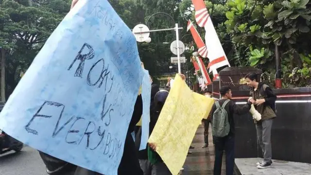 Massa dari Keluarga Mahasiswa Kota Kembang menggelar demonstrasi di depan Polrestabes Bandung, Kamis (3/8/2023)