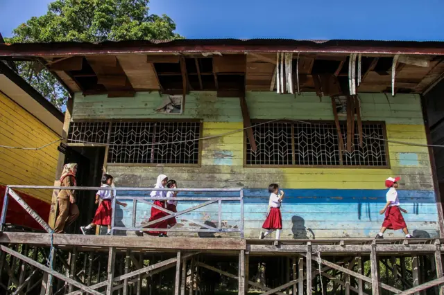 Seorang guru mendampingi siswa memperkenalkan lingkungan sekolah saat Masa Pengenalan Lingkungan Sekolah (MPLS) di SD Negeri 01 Petuk Katimpun, Palangka Raya, Kalimantan Tengah, Senin (13/7/2026). Sebanyak tujuh dari sembilan peserta didik baru yang terdaftar mengikuti MPLS untuk mengenal lingkungan sekolah, berinteraksi dengan guru dan teman sebaya, serta memahami budaya sekolah.