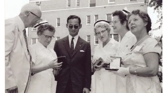 ในหลวง ร.9 ทรงมอบของที่ระลึกให้แก่พยาบาล 4 คนที่ได้ช่วยทำคลอด ตอนที่พระองค์ประสูติที่ ร.พ.เมาท์ ออเบิร์น (Mount Auburn Hospital)