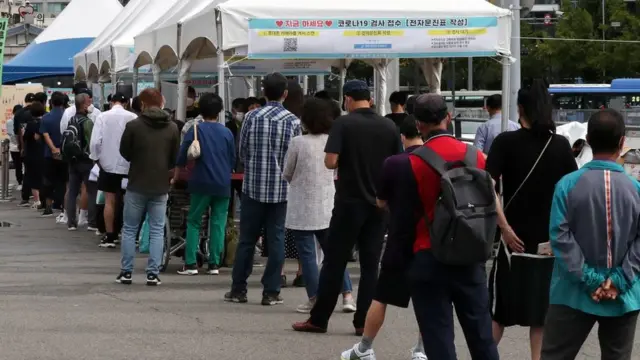25일 오전 서울 서울역광장에 마련된 중구 선별검사소에서 시민들이 코로나19 검사를 받기위해 줄을 서서 기다리고 있다
