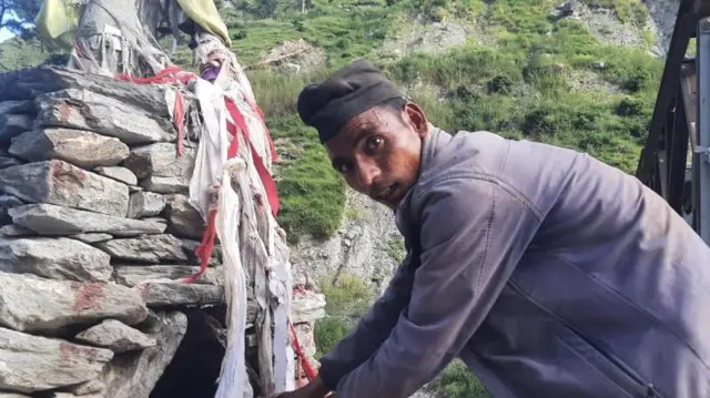 पूजा गर्दै एक स्थानीयबासी