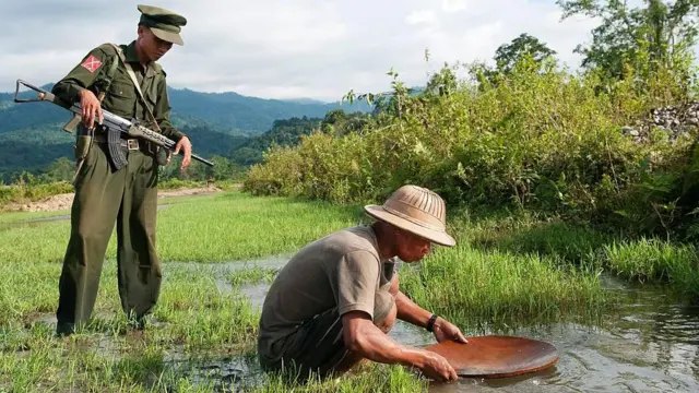 KIA တပ်ဖွဲ့ဝင်တစ်ဦးနဲ့ ရွှေရှာဖွေနေသူတစ်ဦး