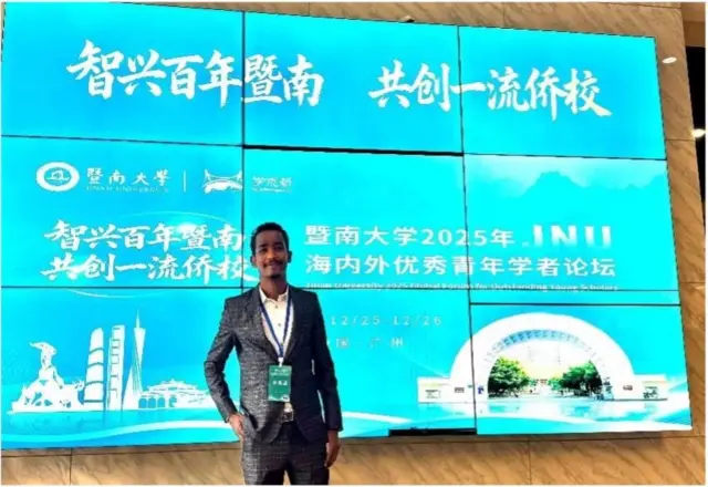 Dr. Jiinenus yuniversitii ''Chinese Universiy of Hong Kong (CUHK)'' jedhamutti gosa barnootaa Faarmaasiin digirii sadaffaa (PhD) barate