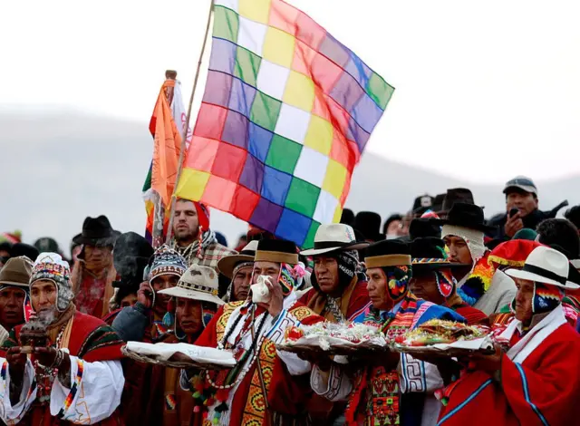 Sacerdotes aimaras realizam oferendas a Pachamama na Bolivia