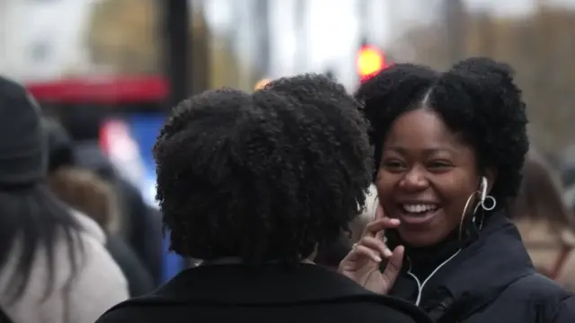 Mulheres nas ruasjogo do aviator apostaLondres conversaram com a BBC
