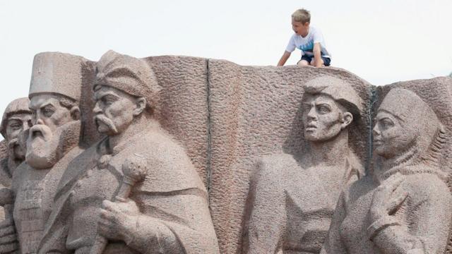 Монумент дружбы между русским и украинским народами в Киеве