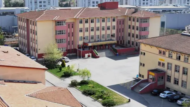 Bir okul binasının yukardan çekilmiş fotoğrafı