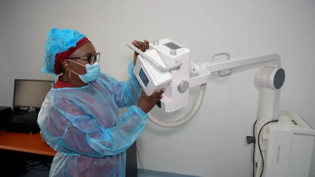 Dr Fatou Samba Diago Ndiaye manipulant un appareil médical.