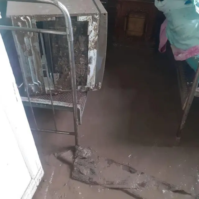 Aşağı Ağcakənd sakini Yasin Hüseynov: " Heç olmasa, bizə müvəqqəti yaşamaq üçün çadır lazımdır"