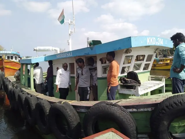 హోప్ ఐలాండ్ పోలింగ్ కేంద్రానికి బోటులో వెళ్తున్న సిబ్బంది