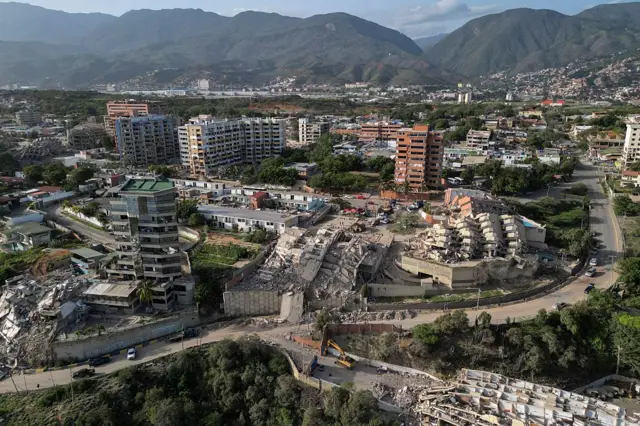 Esta vista aérea muestra edificios derrumbados en Catia La Mar, estado La Guaira, Venezuela, el 27 de junio de 2026.
