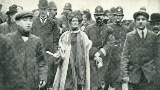 1908 ఫిబ్రవరి 13న విక్టోరియా స్ట్రీట్‌లో మహిళను అరెస్టయ్యారు.