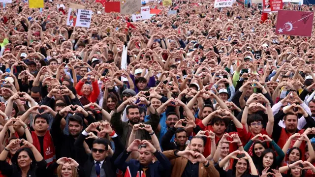 कमाल कलचदारलू की रैली में उमड़ी भीड़