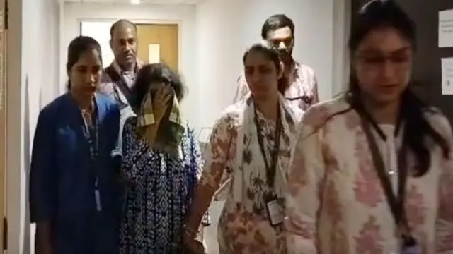 ⁠25 मे रोजी मनिषा हवालदारला दिल्लीतील न्यायालयात हजर करण्यात आलं तेव्हाचा क्षण.