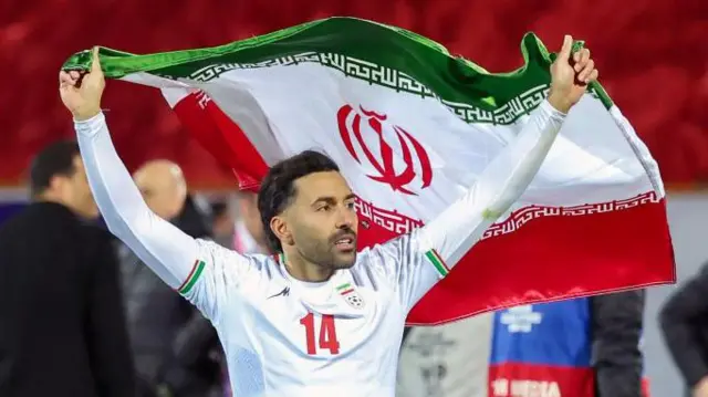 در مراسم بدرقه تیم ملی، سامان قدوس و دو سرباز دیگر به خاطر جلوگیری از مسئله ممنوعالخروجی، در کیش از هواپیما پیاده نشدند تا مستقیم به قطر بروند