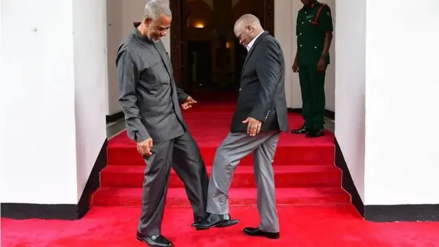 Bwana Magufuli kulia na bwana Hamad wanasalimiana kwa miguu mwezi Machi mwaka uliopita, wiki chache kabla ya Tanzania kuandikisha kisa cha kwanza cha corona