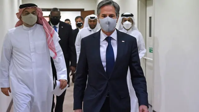 امریکی وزیرِ خارجہ اینتھونی بلنکن اور وزیرِ دفاع لائیڈ آسٹن قطری نائب وزیرِ اعظم اور وزیر خارجہ محمد بن عبدالرحمان الثانی اور وزیرِ دفاع خالد محمد العطیہ کے ہمراہ