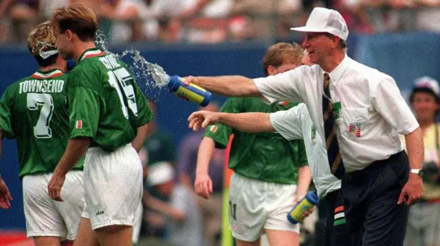 در جام جهانی ۱۹۹۴ آمریکا، جکی چارلتون، سرمربی جمهوری ایرلند، به شکل بی‌سابقه‌ای از سیاست فیفا در منع ورود بطری‌های نوشیدنی به زمین انتقاد کرد