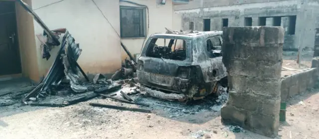 Aworan ọkọ ayọkẹlẹ kan ti wọn dana sun lasiko rogbodiyan to waye ni ilu Ẹsa Oke ni ipinlẹ Ọṣun.
