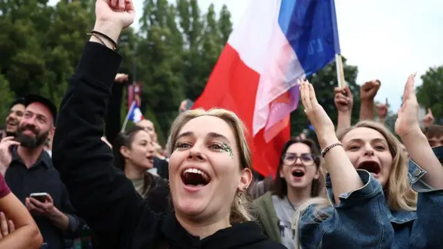 Un grupo celebrando con la bandera de Francia