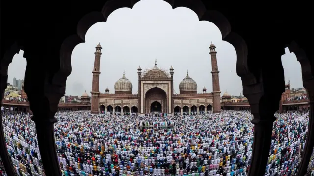 দিল্লিতে ঈদের জামাত। বিভিন্ন দেশে ঈদ হয় বিভিন্ন তারিখে।
