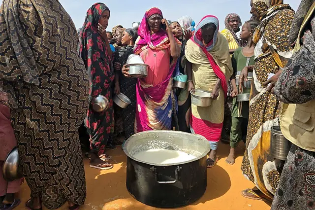 نساء سودانيات يتجمعن للحصول على وجبة ساخنة في مخيم الرحمانية للنازحين قرب مدينة الأبيض في إقليم كردفان الجنوبي، بتاريخ 7 يوليو/تموز 2026.