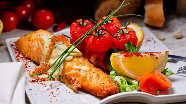 Лосось с помидорами и соусом.