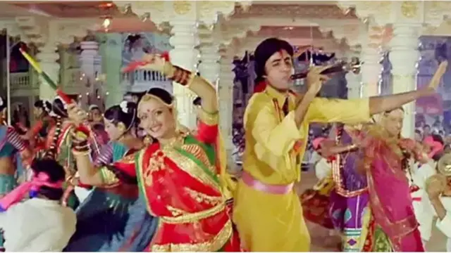 મનમોહન દેસાઈની ફિલ્મ સુહાગ (1979)માં ડાંડિયા કરતાં અમિતાભ બચ્ચન અને રેખાનું આ ગીત આજે પણ પ્રખ્યાત છે