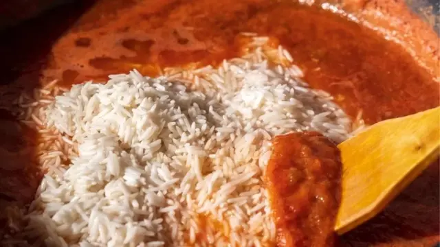 Du jollof rice en préparation.