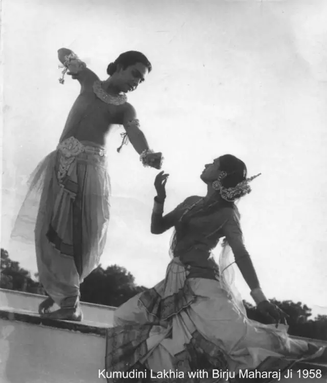 बिरजू महाराज के साथ 'रति कामदेव' में कुमुदिनी लाखिया 