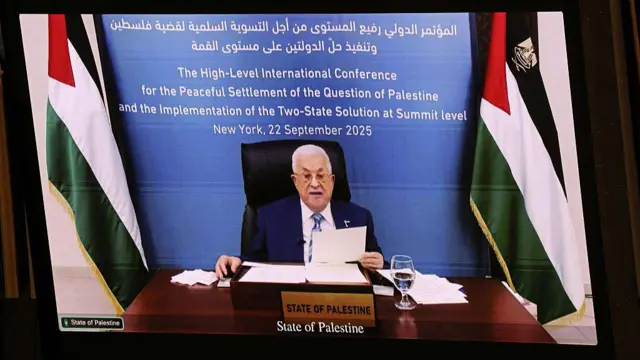 Las pantallas gigantes de la Asamblea de la ONU proyectan el discurso de Abás.