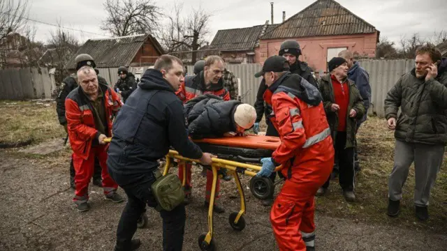 Медики евакуювали поранену літню жінку після удару касетної бомби в Краматорську