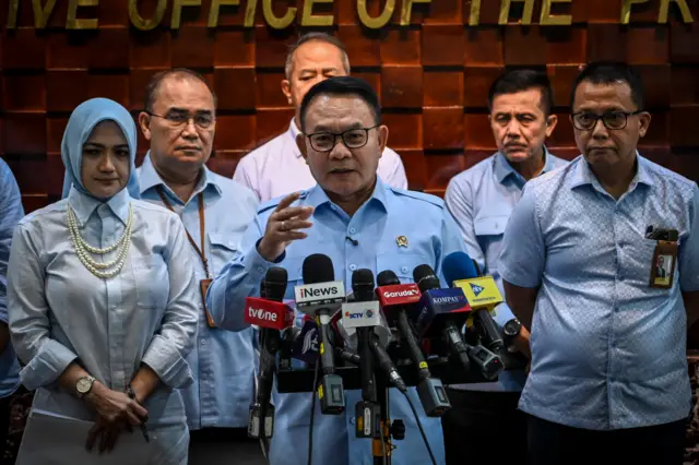 Kepala Kantor Staf Kepresidenan (KSP) Jenderal TNI (Purn) Dudung Abdurachman (tengah) memberikan keterangan pers usai menggelar pertemuan secara tertutup dengan Kepala Badan Gizi Nasional Nanik S Deyang di Kantor Staf Presiden, kompleks Istana Kepresidenan, Jakarta, Rabu (10/6/2025). Pertemuan tersebut membahas soal pembenahan penerima manfaat Makan Bergizi Gratis (MBG), dapur MBG di daerah 3T hingga efisiensi anggaran.