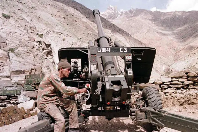 26 मई, 1999 को कश्मीर के द्रास गांव में एक भारतीय सैनिक तोप को निशाना बनाने के लिए उसकी दिशा तय करता हुआ