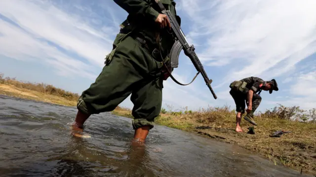 कचिन प्रांत के लैज़ा में कचिन इंडीपेंडेंस आर्मी के जवान