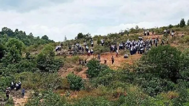 Siswa SMPN 22 Batam melarikan diri ke bukit di sekitar sekolah untuk menghindari asap gas air mata yang ditembakkan oleh aparat pada Kamis (7/9/2023)