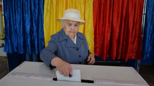 Una mujer vota