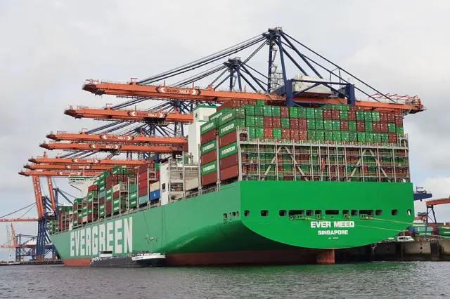 Un buque de carga en el puerto de Rotterdam, Países Bajos