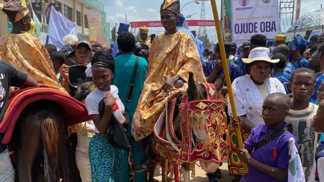 Aworan ọmọkunrin lori ẹṣin